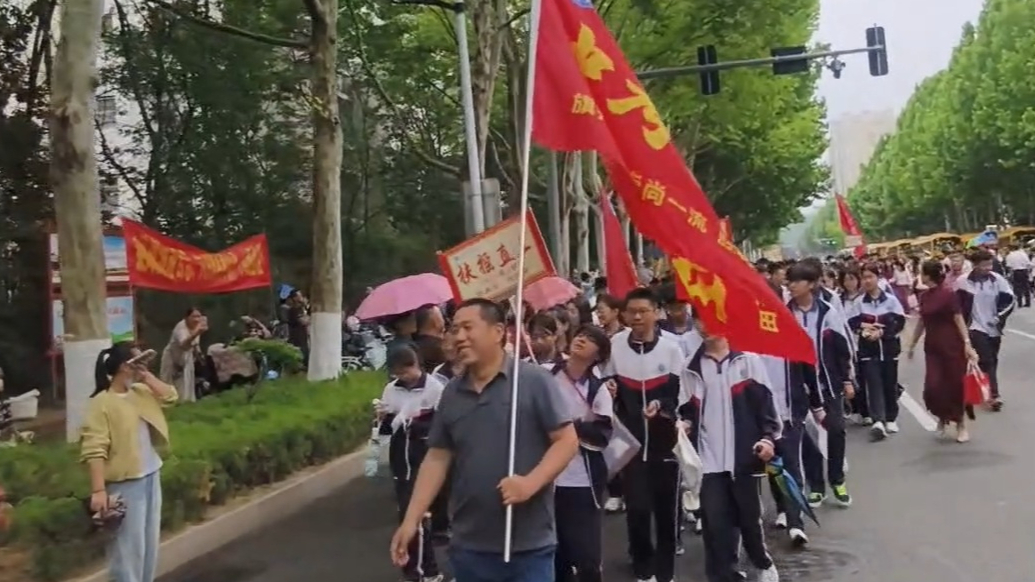 直击2025日照中考丨日照市北京路中学考生徒步往返考点