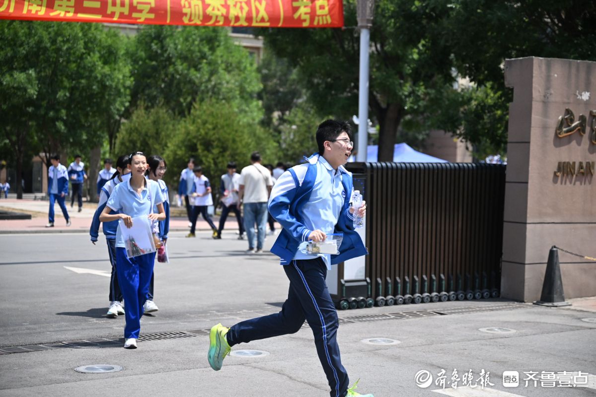 济南中考首场考试结束，考生们面带笑容走出考场