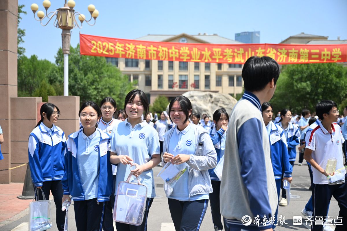 济南中考首场考试结束，考生们面带笑容走出考场