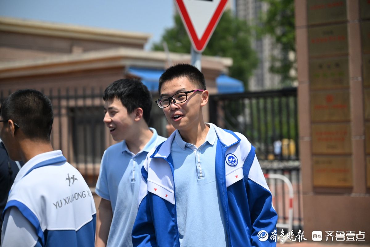 济南中考首场考试结束，考生们面带笑容走出考场