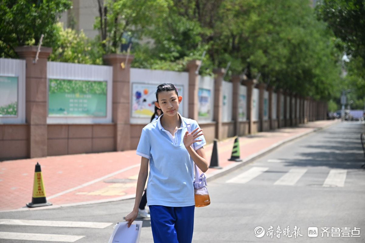 济南中考首场考试结束，考生们面带笑容走出考场