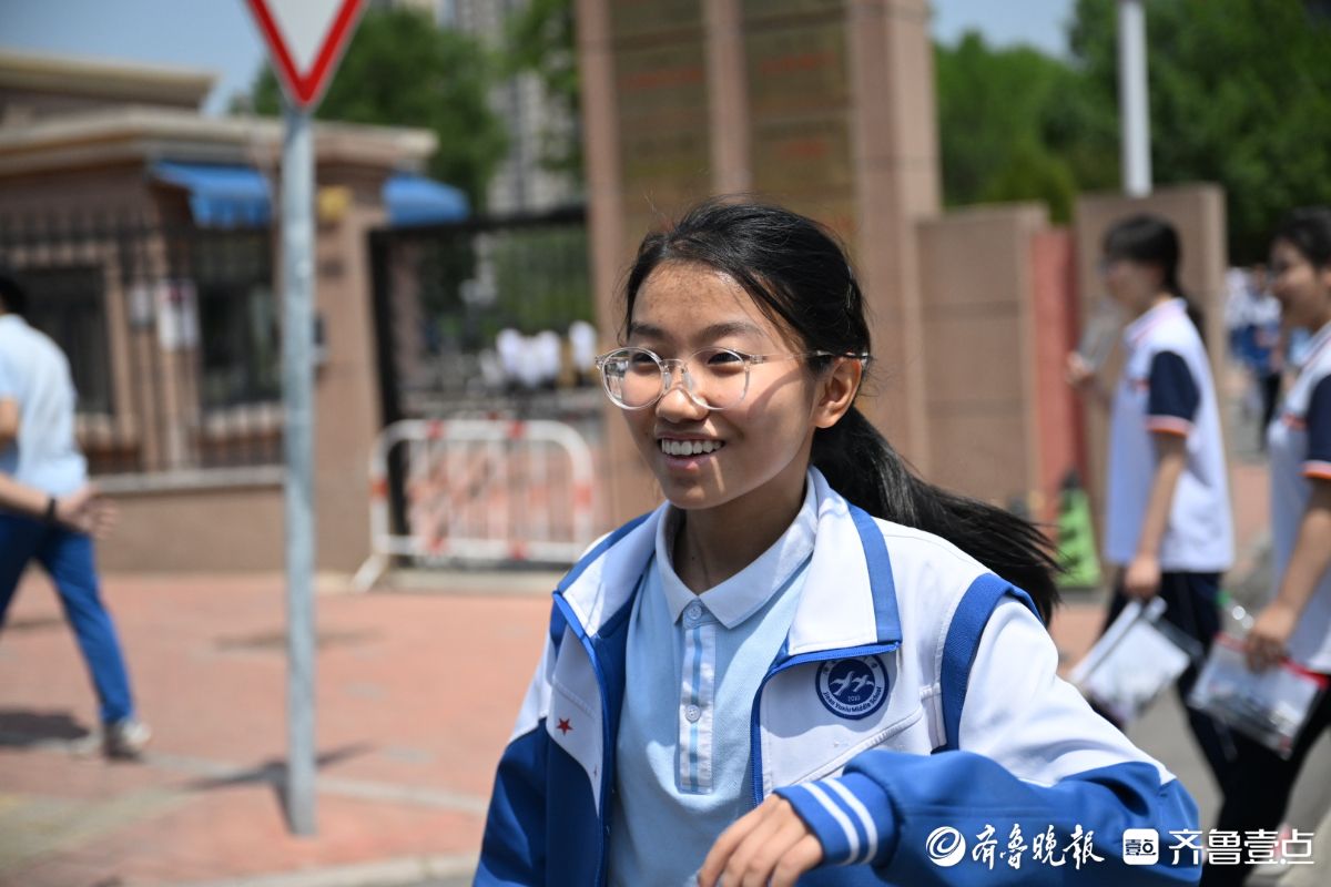 济南中考首场考试结束，考生们面带笑容走出考场