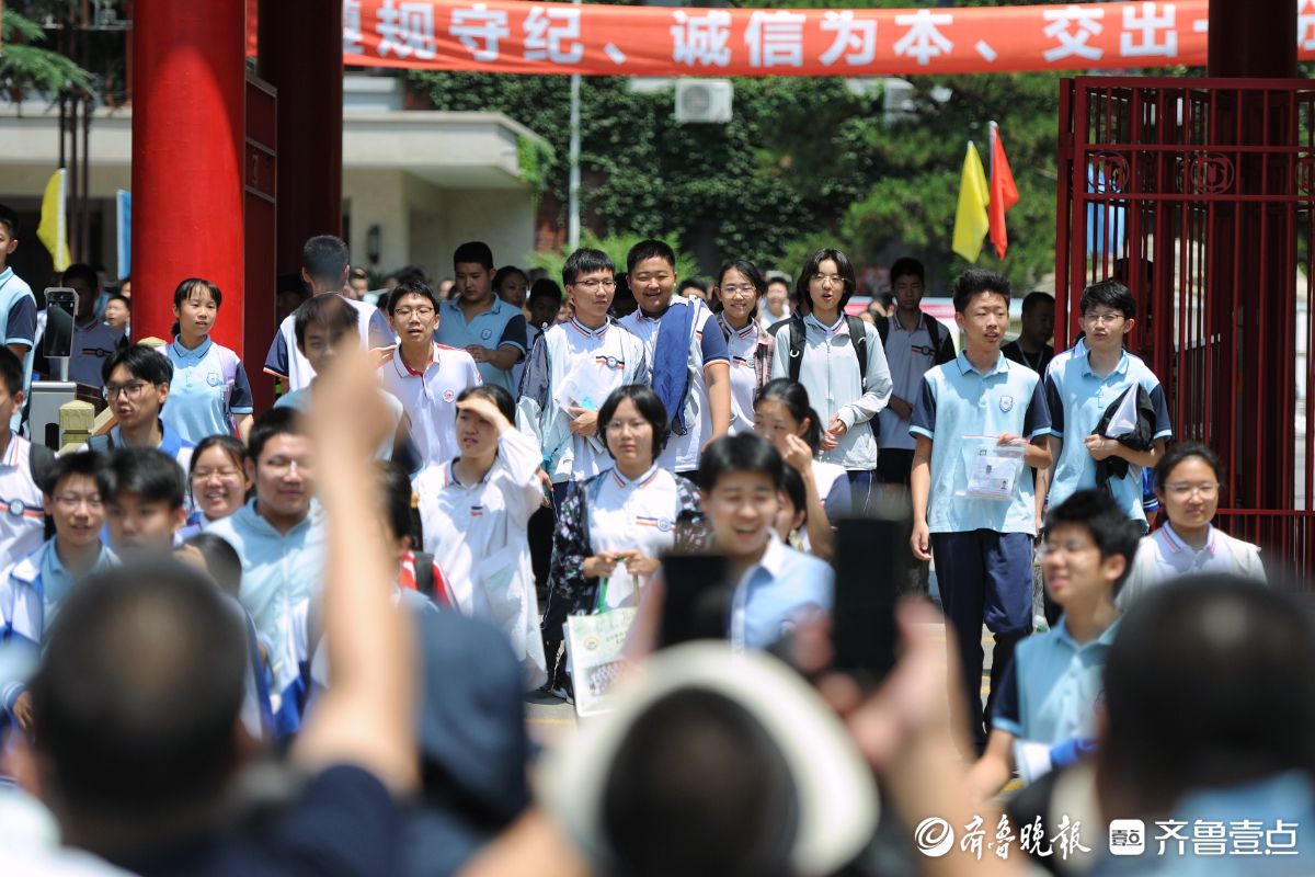 济南中考首场考试结束，考生自信离场