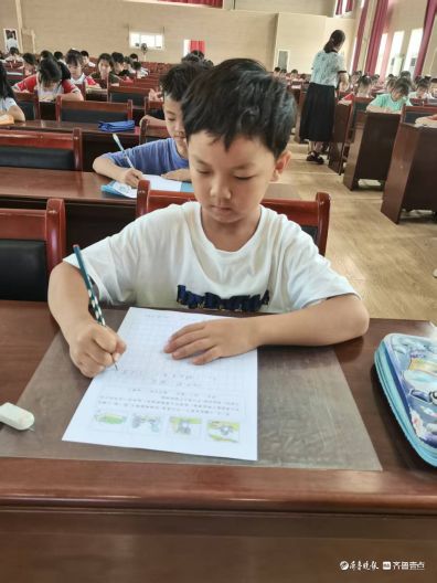 笔诉童心一片真——记香江小学低年级看图写话比赛
