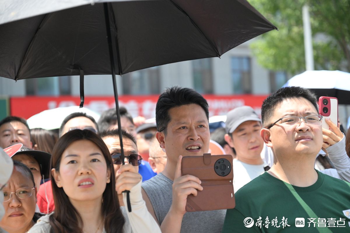烈日下的守护，考生出场家长翘首以盼