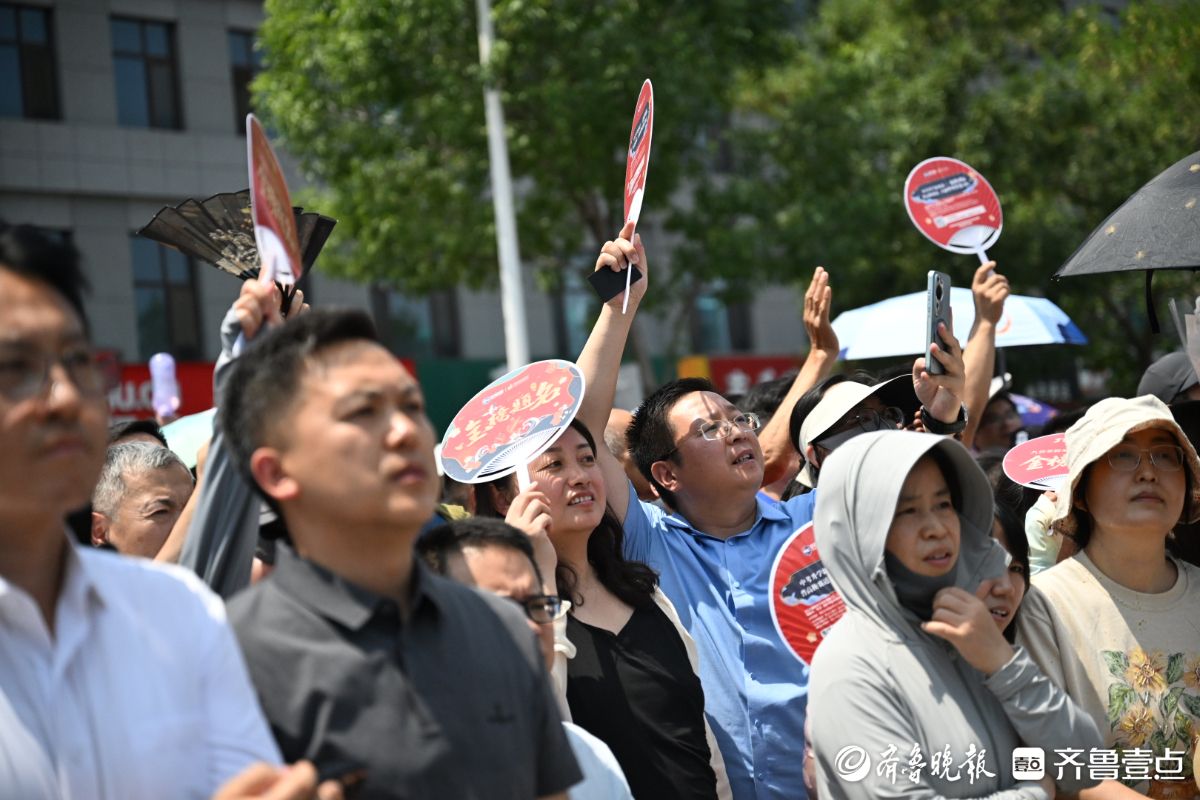 烈日下的守护，考生出场家长翘首以盼