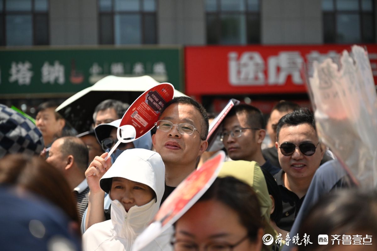烈日下的守护，考生出场家长翘首以盼