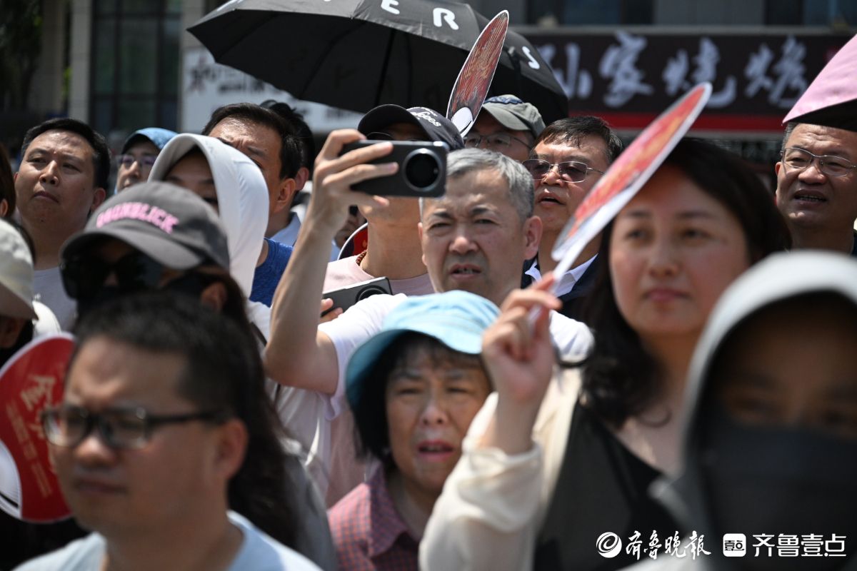 烈日下的守护，考生出场家长翘首以盼