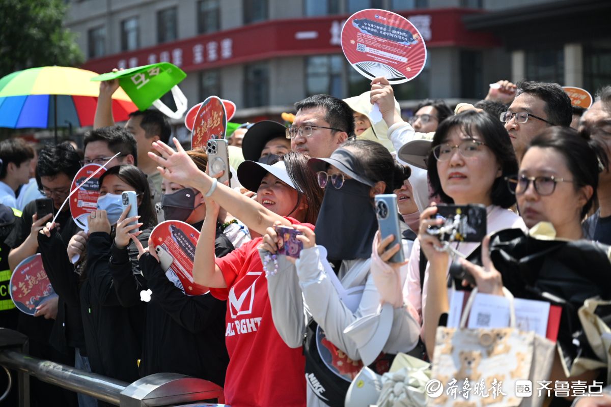 烈日下的守护，考生出场家长翘首以盼
