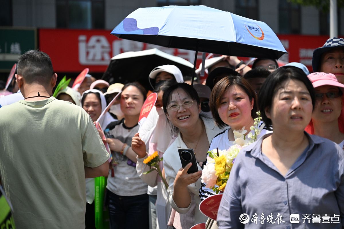 烈日下的守护，考生出场家长翘首以盼