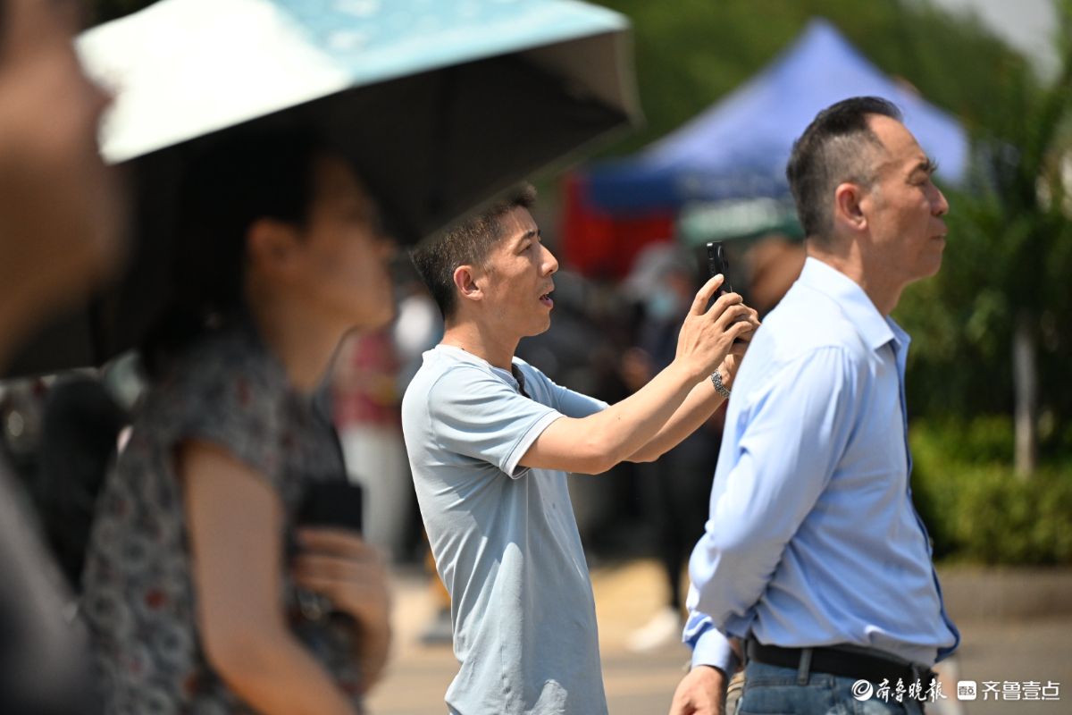 考生步入考场渐行渐远，家长目光追随不舍离去