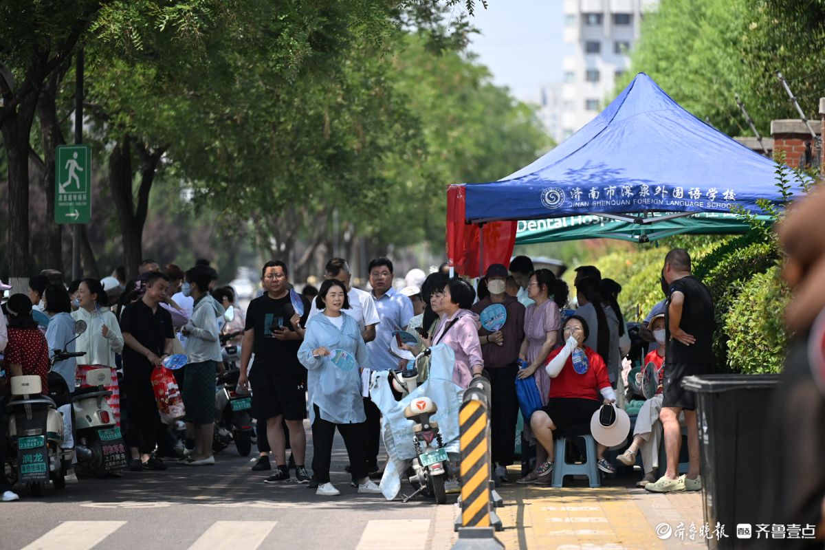 遮阳棚下候考，高温天气有了避暑去处