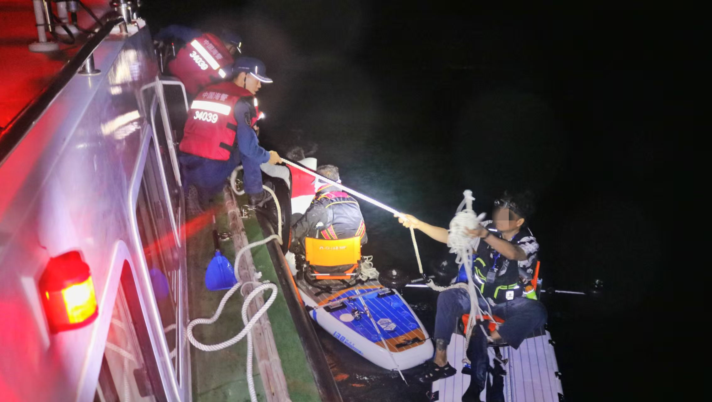 惊险，三人划桨板被困海上！烟台海警局紧急出动成功救援