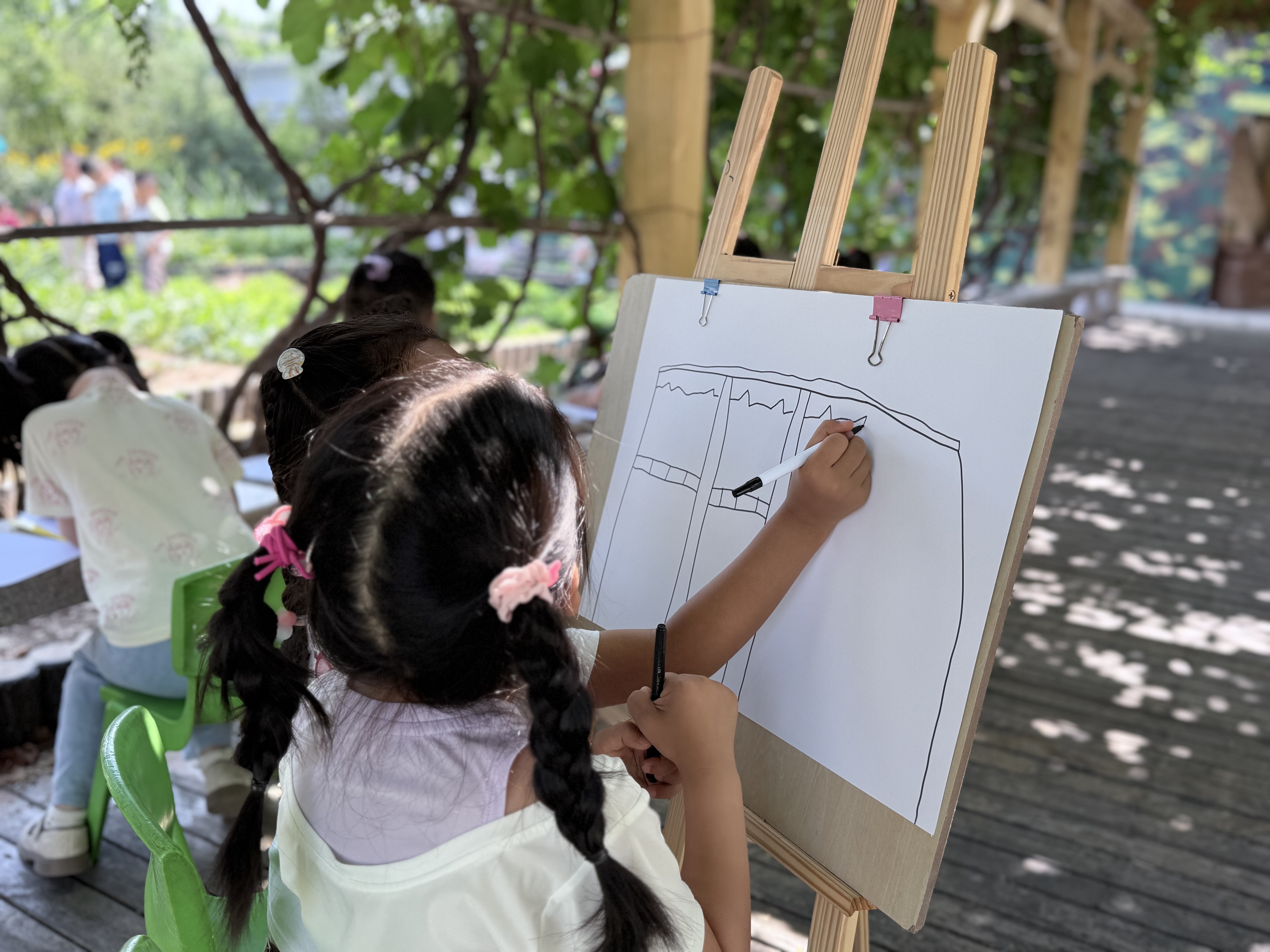 利津县陈庄镇中心幼儿园：绿荫为幕 童心绘夏
