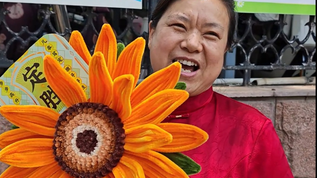 果然视频丨泰安中考首日，家长亲手编织“一举夺魁”陪考,“在外面至少卖80”