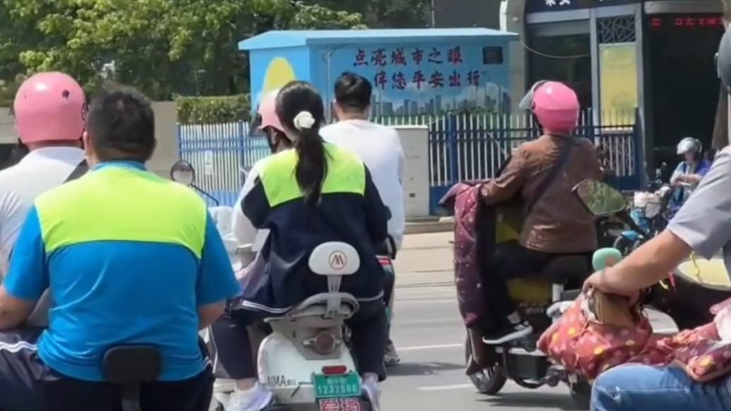 果然视频丨中考首场结束，家长接孩子回家，高架桥出现载考生电动车大军