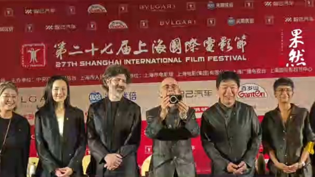 果然视频|评委会主席也爱随手拍，朱塞佩·托纳多雷记录合照一幕