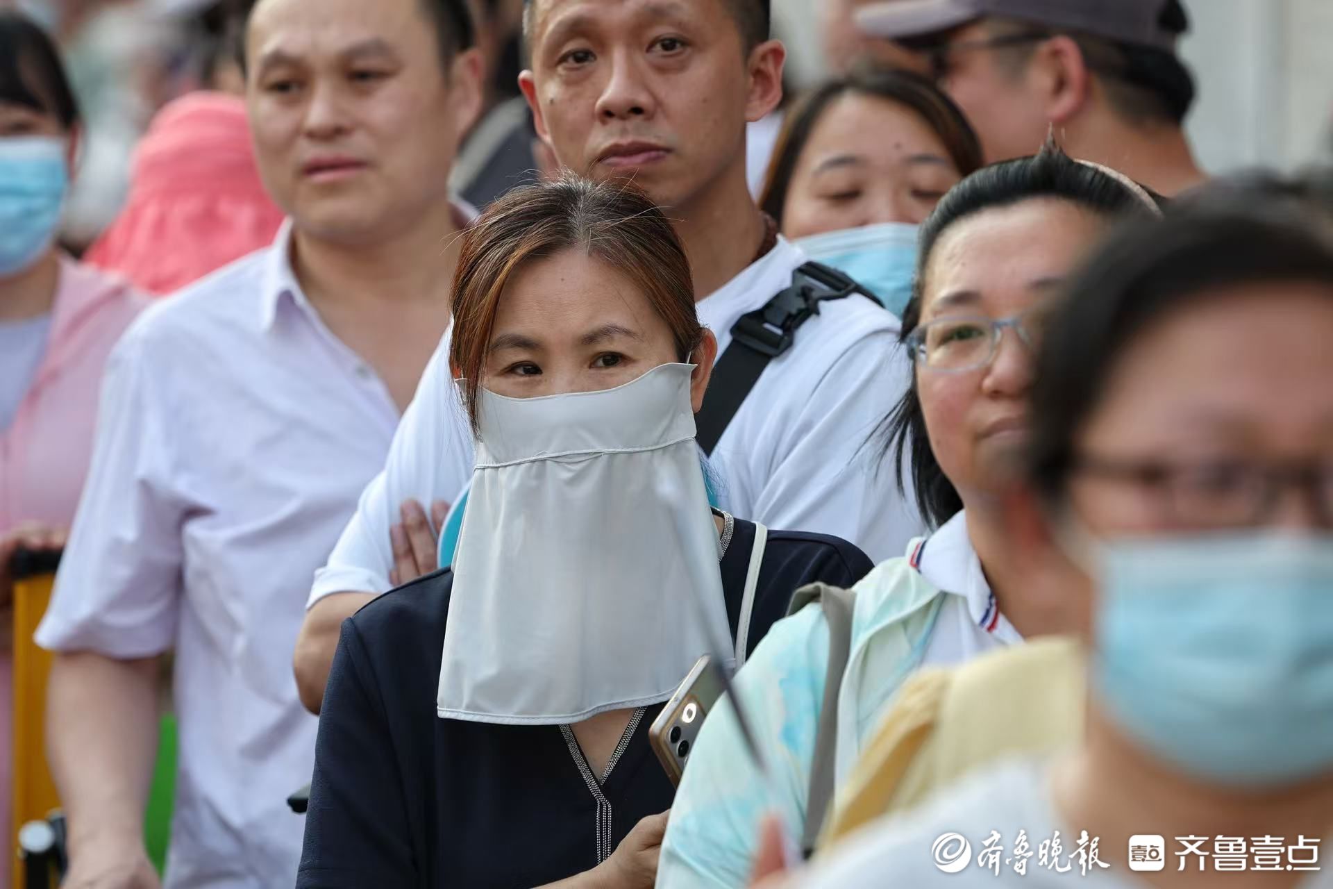 中考首日考试即将结束，家长35°C高温下提前迎考生