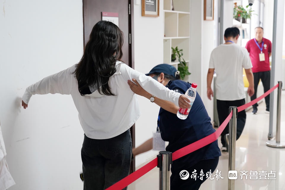 山东415万余份试卷如何打分？记者直击高考评卷现场
