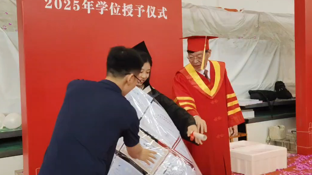 果然视频｜毕业典礼上，女生晒出四十张证书