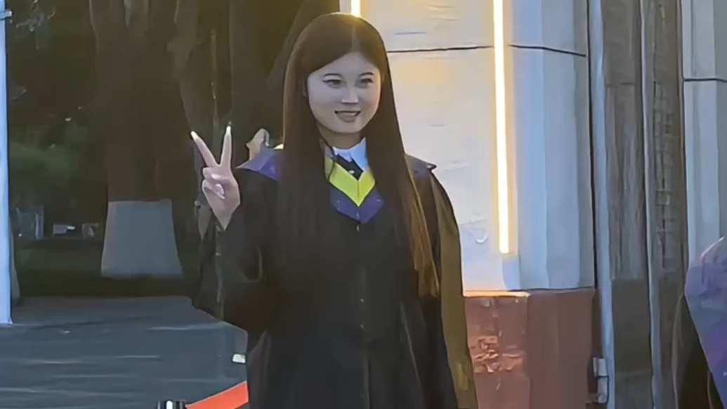 果然视频｜大学迎来毕业季，学生身穿学士服来到校门前，与大学合影留念