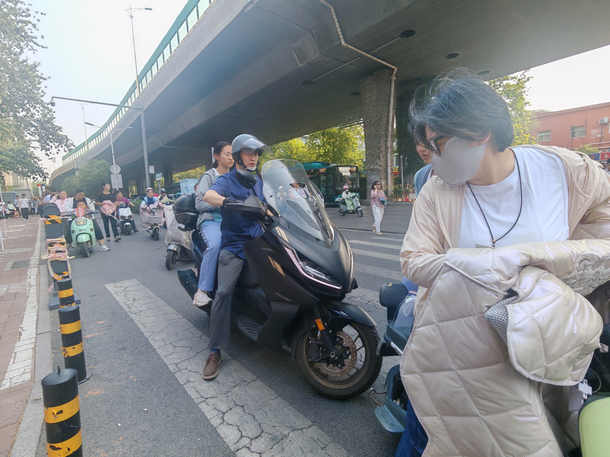 中考第二天，家长心态也放松了，送下孩子就走