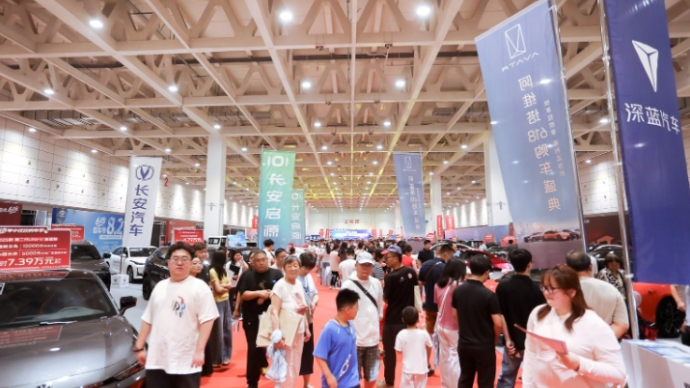 宇树机器人、智能机器狗、数字人“小鹿”.......快来体验科技十足的槐荫惠民车展吧！