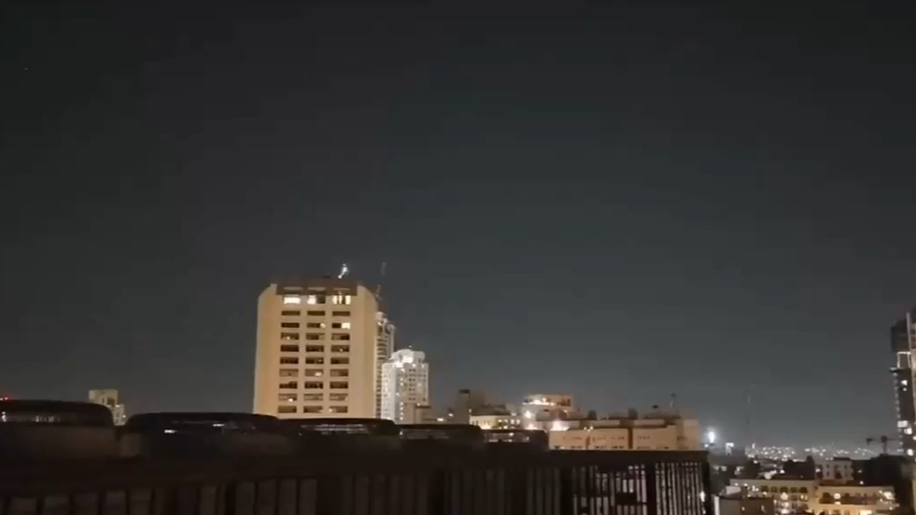 果然视频·看天下|记者目击：导弹划过以色列夜空