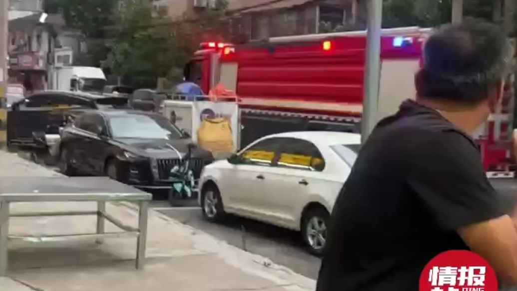 情报站|济南生产路西街一仓库起火，消防员迅速赶到将火扑灭