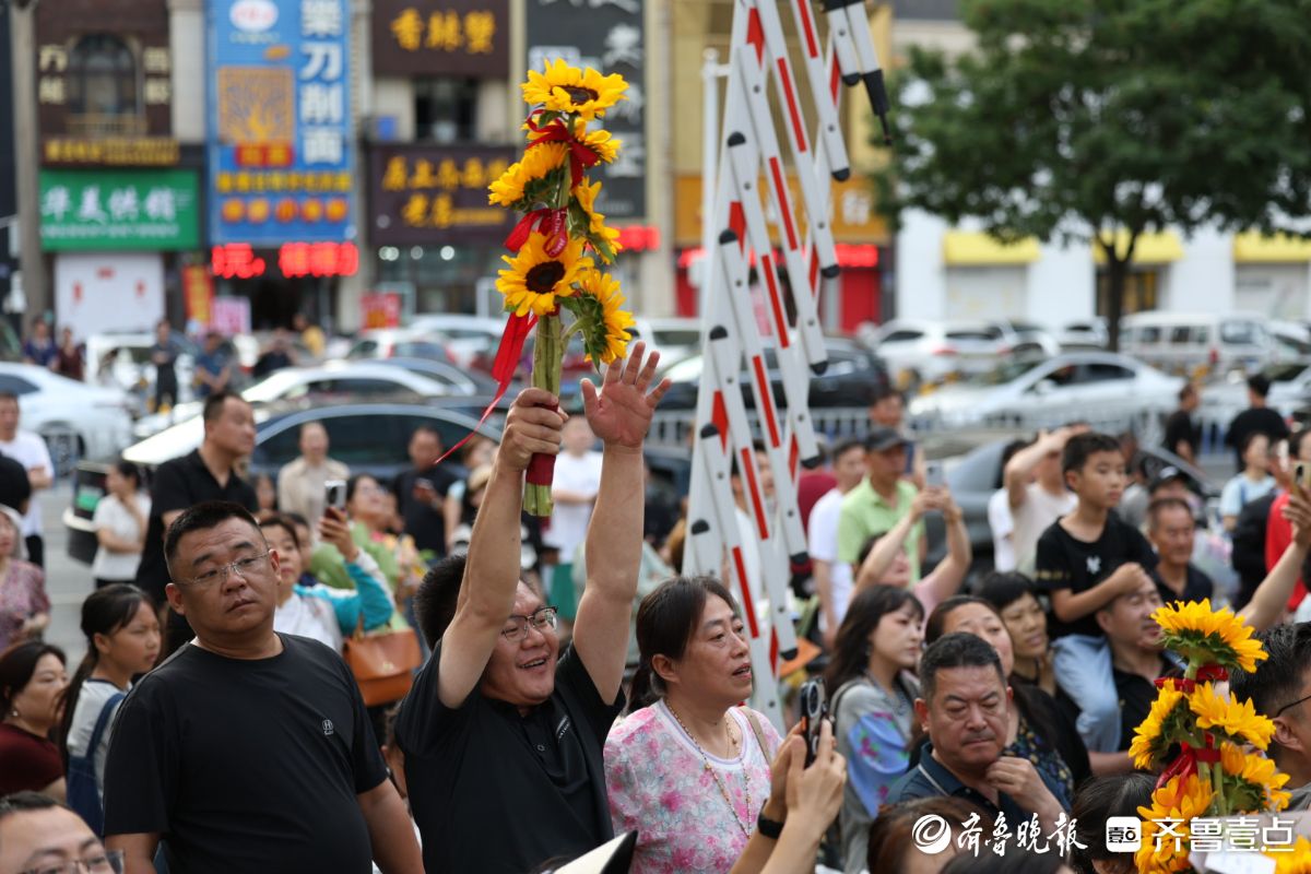图集|中考结束，一举夺魁！烟台考生家长温情守望鲜花相迎
