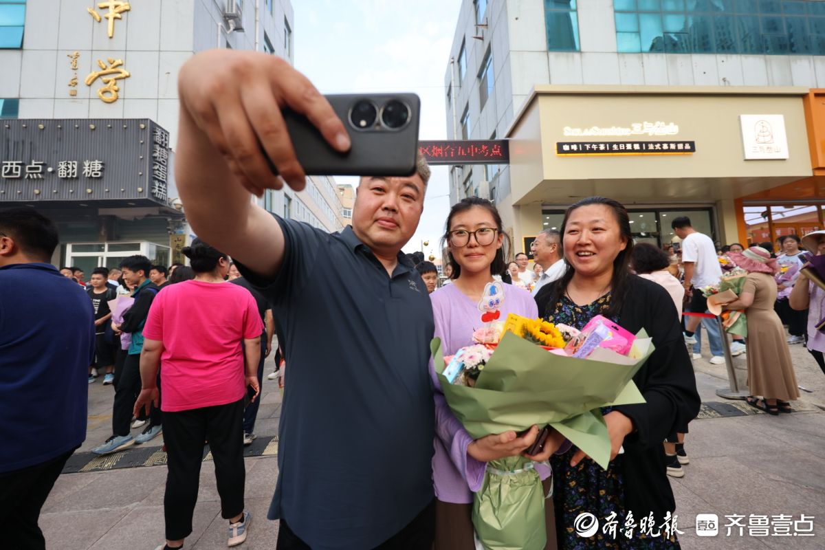 图集|中考结束，一举夺魁！烟台考生家长温情守望鲜花相迎