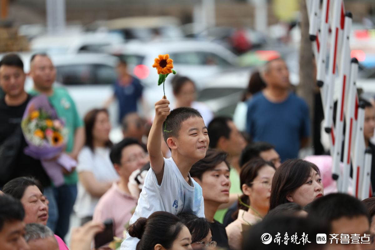 图集|中考结束，一举夺魁！烟台考生家长温情守望鲜花相迎