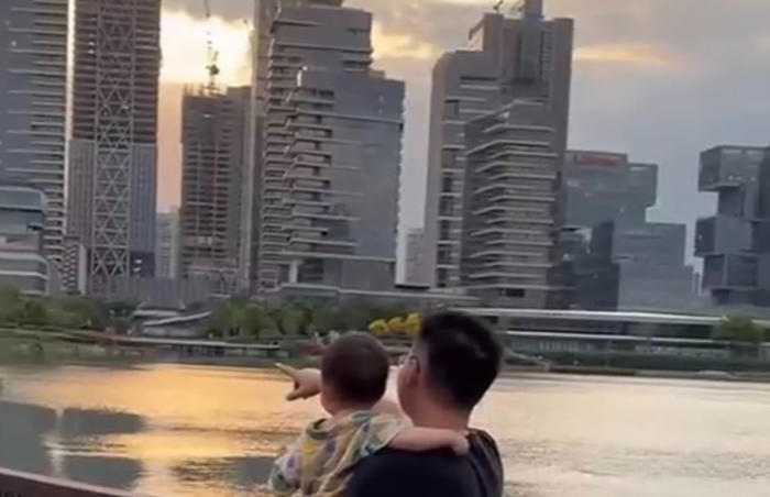 父爱,厚重如山。父亲的一生是成长的一生,也是过渡的一生。父亲节来临之际,齐鲁晚报·齐鲁壹点特别策划父亲的“过渡”人生,走进不同父亲的生活转变:全职爸爸如何完成从个体到父亲的身份蜕变;寻亲父亲怎样跨越伤痛重新拥抱父亲的角色;退休父亲告别故土进城,如何从子女的依靠转变为需要依靠子女。在那些鲜少被大众所关注的“过渡”地带,那个似乎“万能”的父亲也会遭遇诸多困境。他们是如何度过的困境的?而我们又能做什么?