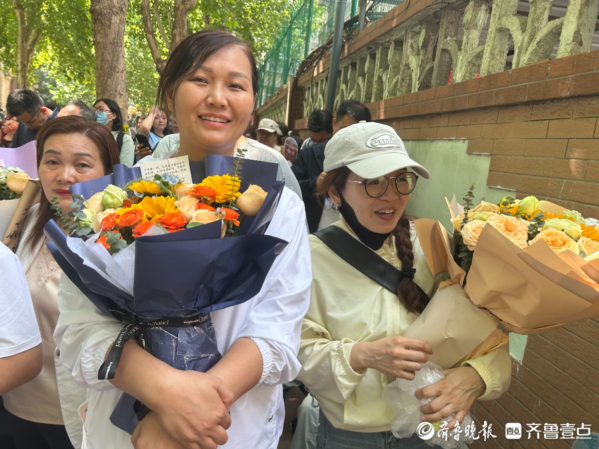 中考即将结束，迎接考生的家长仪式感满满