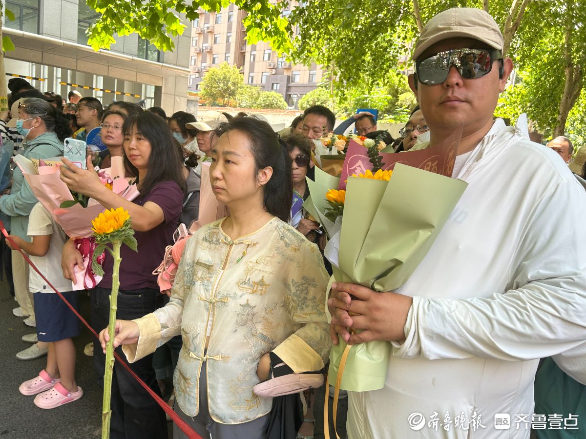 中考即将结束，迎接考生的家长仪式感满满