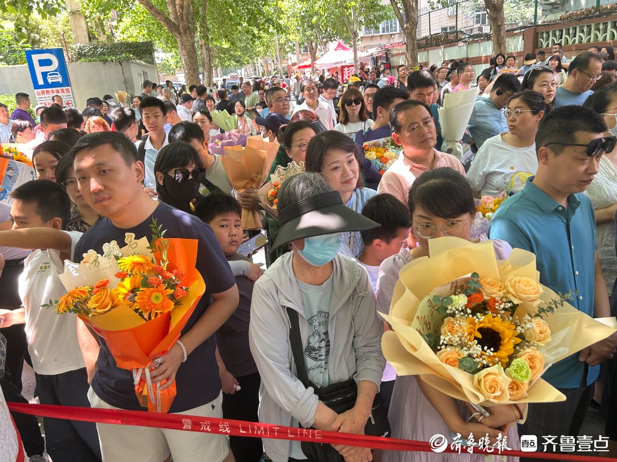 中考即将结束，迎接考生的家长仪式感满满