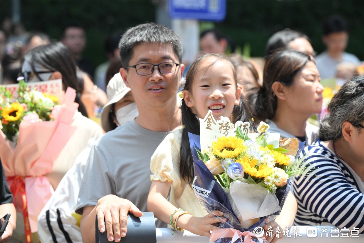 烈日下家长翘首以待，迎接中考结束
