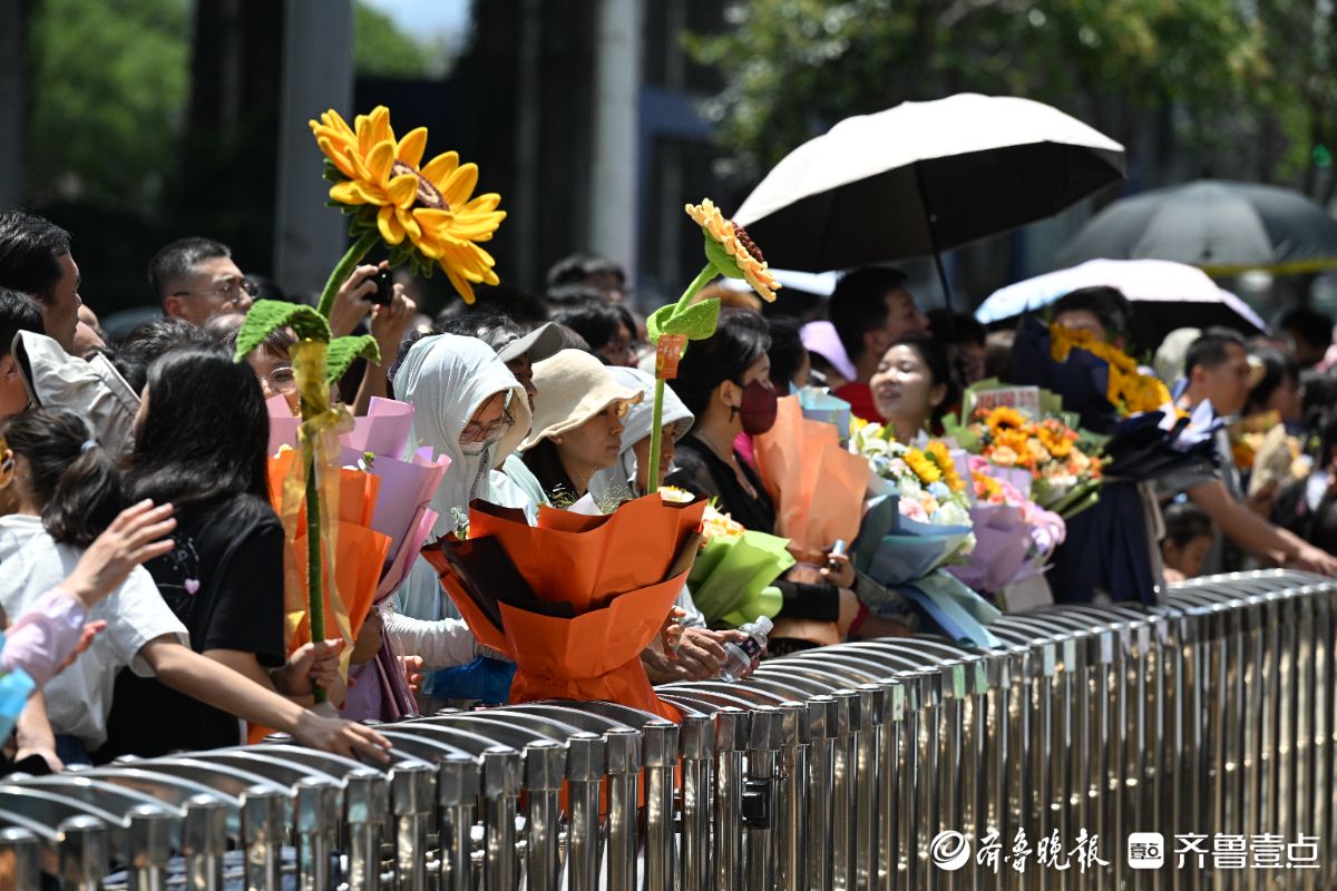 烈日下家长翘首以待，迎接中考结束
