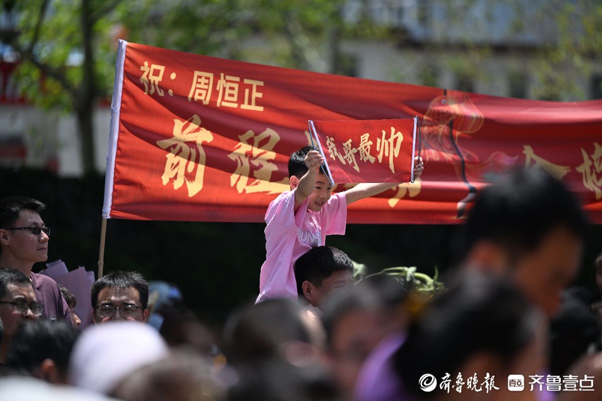 烈日下家长翘首以待，迎接中考结束