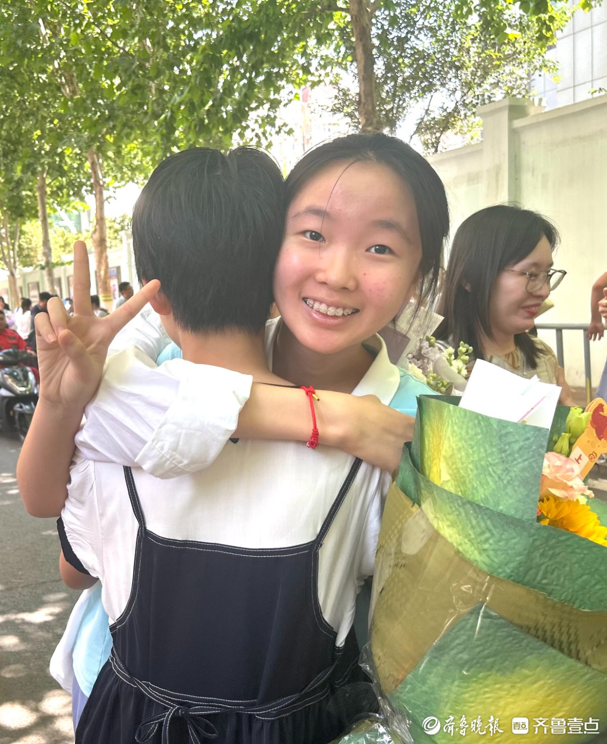 中考结束啦！考生们绽放欢颜