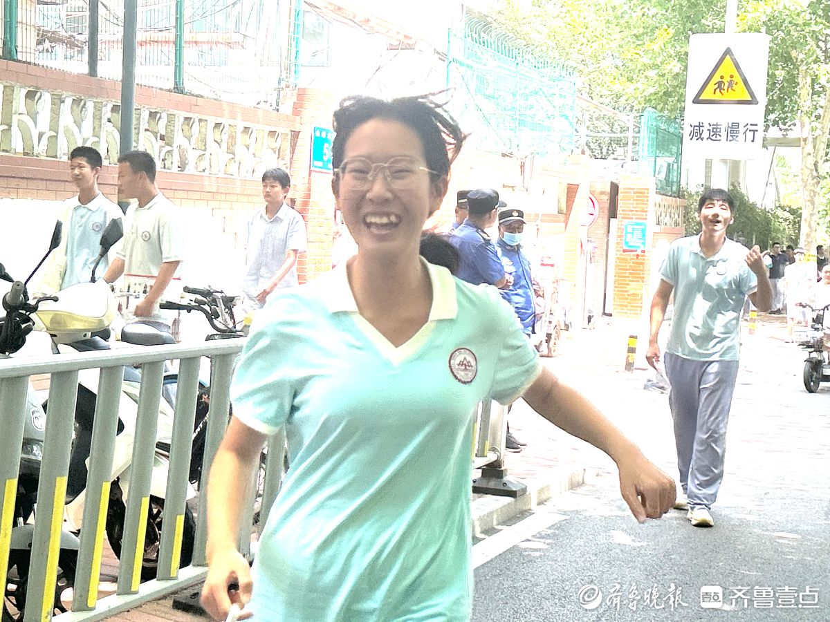 中考结束啦！考生们绽放欢颜