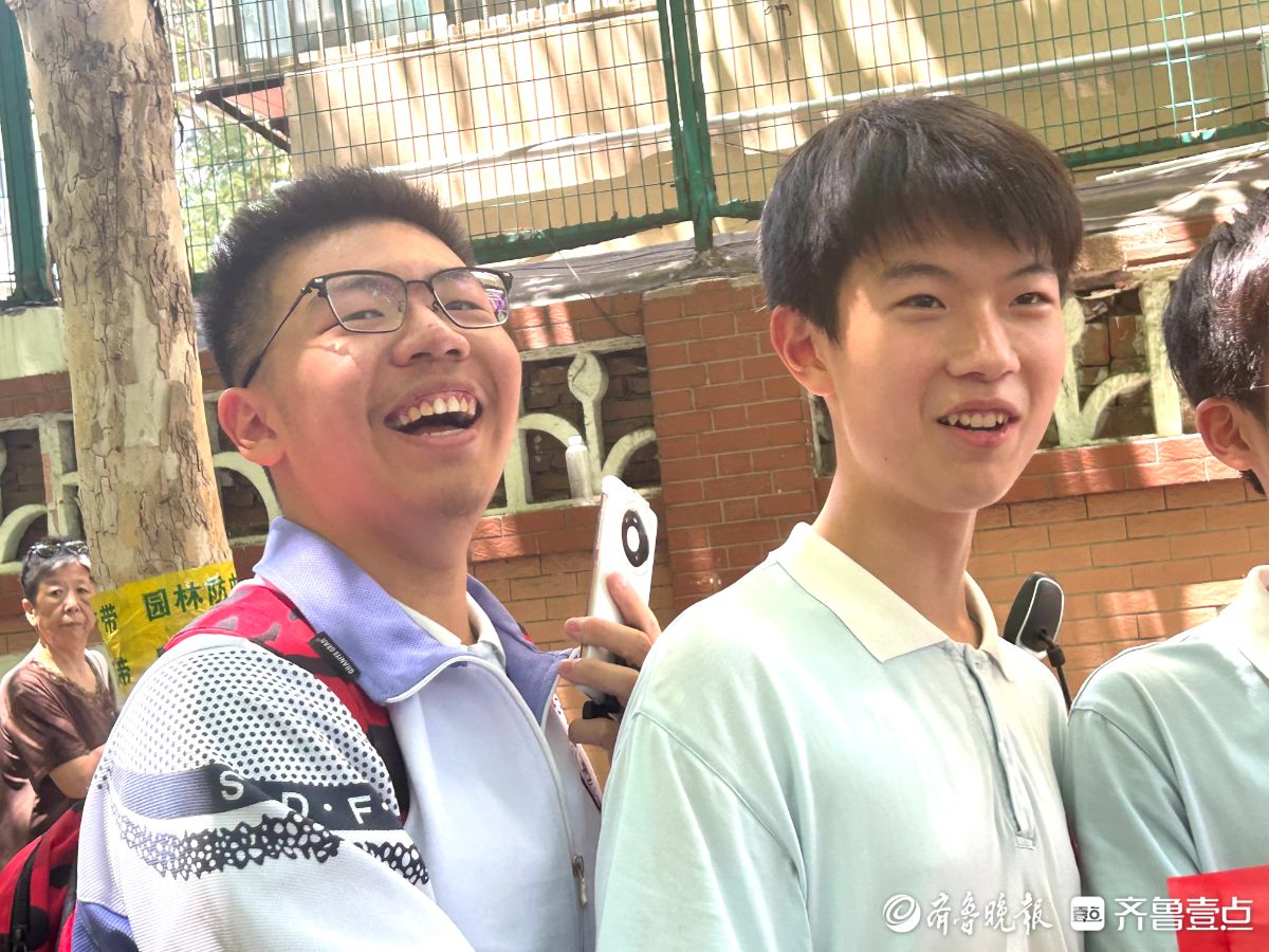 中考结束啦！考生们绽放欢颜