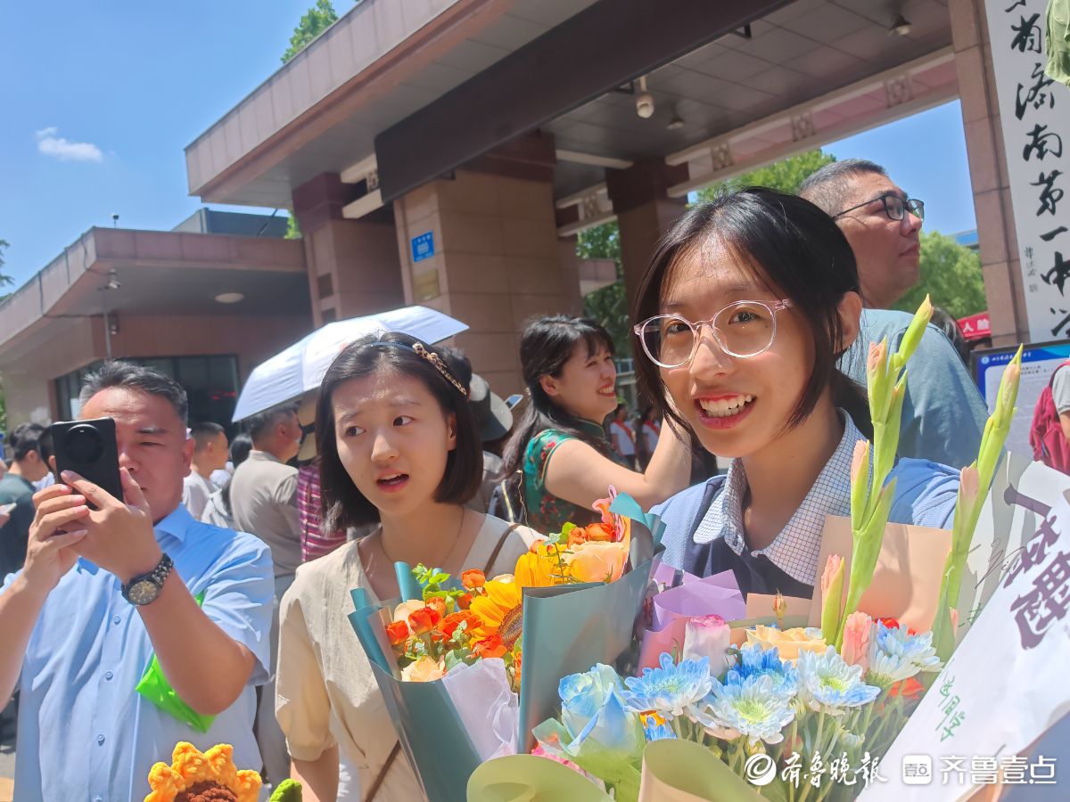 济南中考结束，一张张笑脸，一束束鲜花，映衬着考生美好的未来