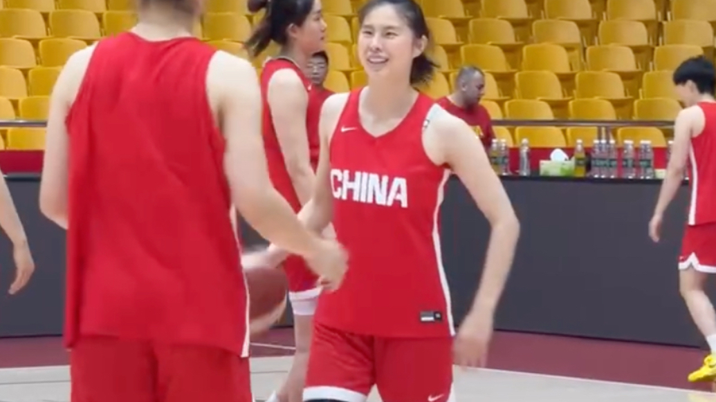 果然视频|中国女篮热身赛济南站15日晚打响，球员进行赛前踩场