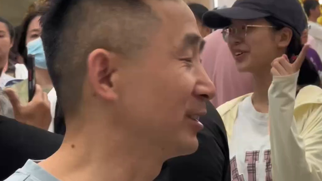 果然视频|父亲节烟台中招会上的“考爸们”问招忙，考生告白父亲