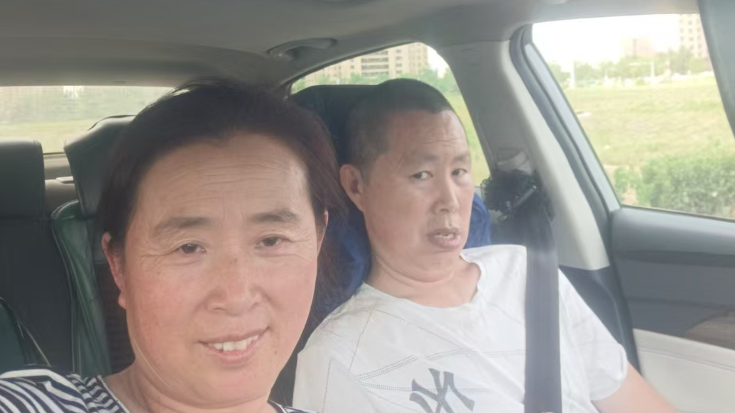 果然视频丨方向盘握着整个家！青岛女司机载渐冻症丈夫跑网约车