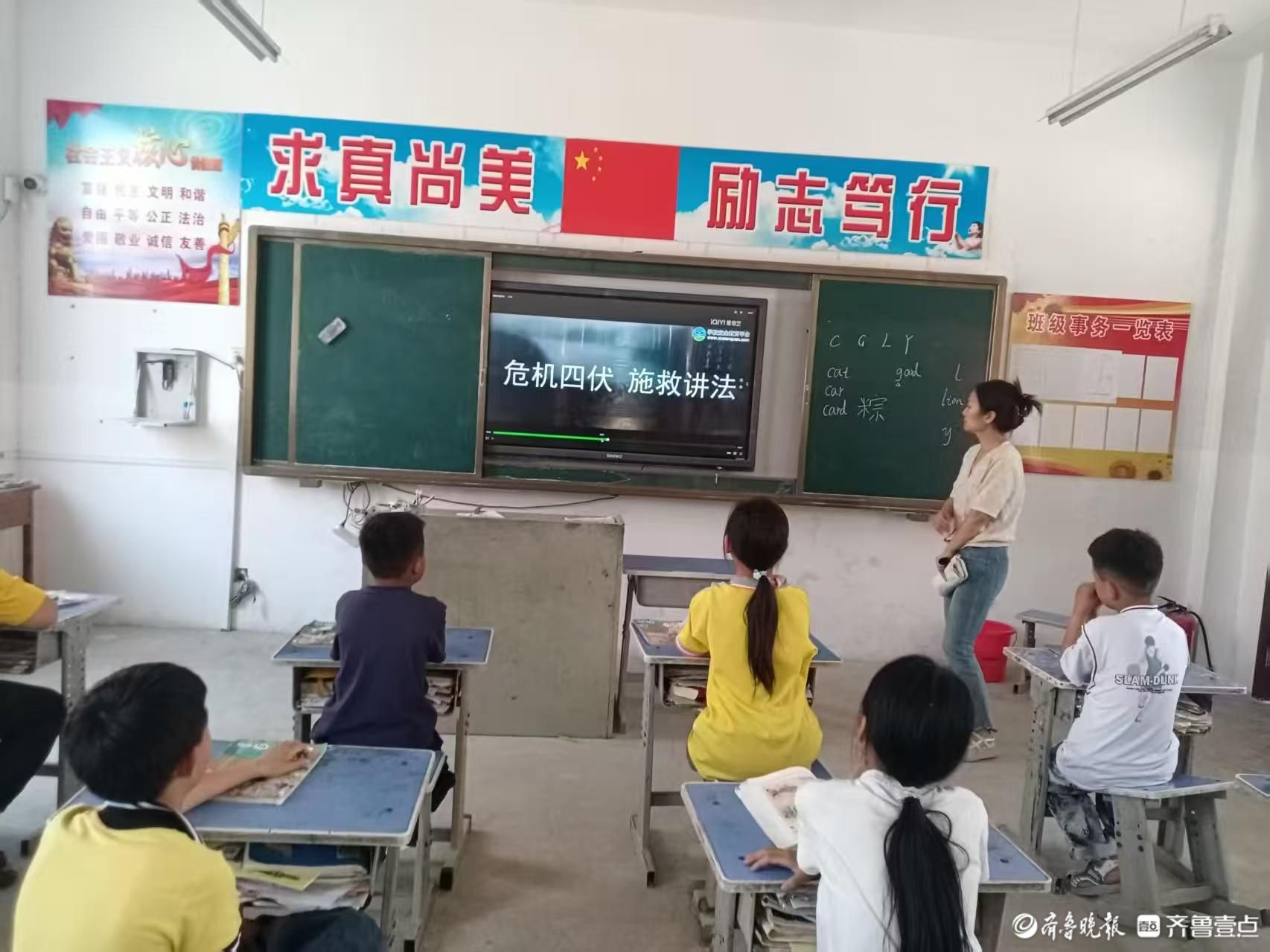峄城区古邵镇文堆小学开展了防溺水安全教育专题活动