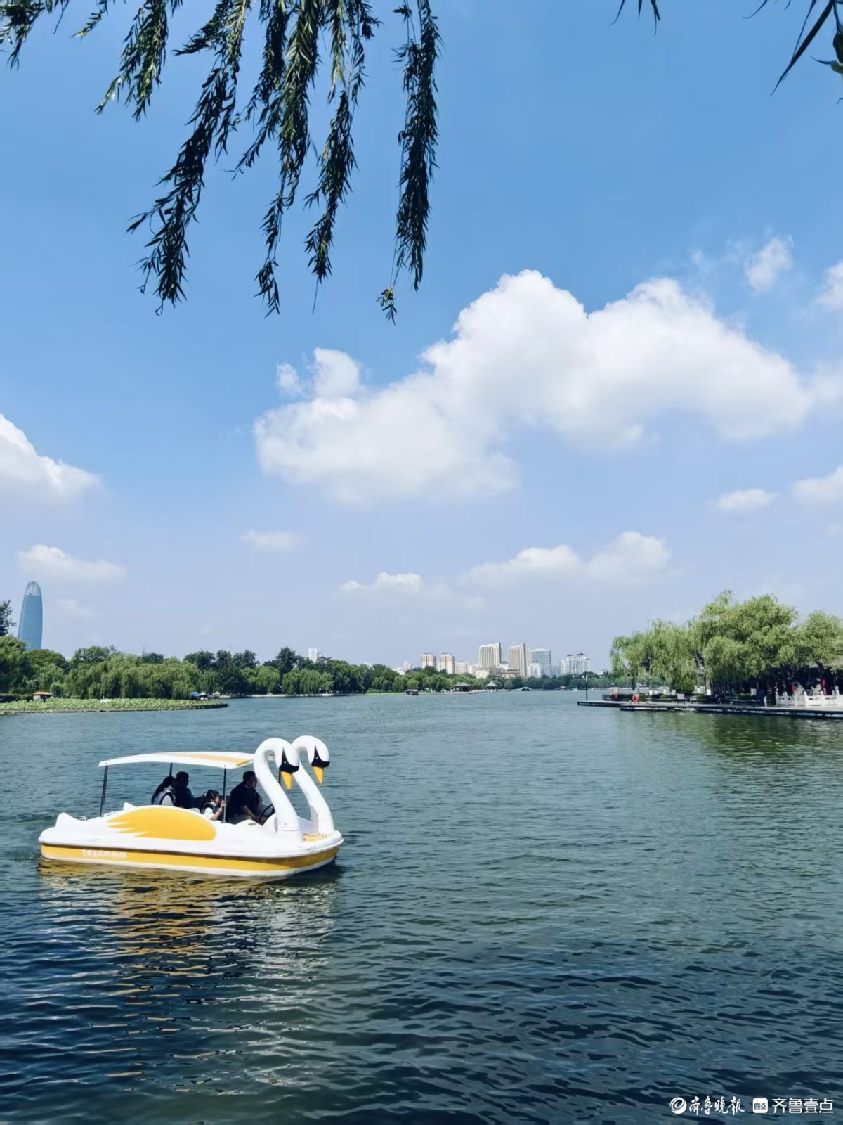 初夏的明湖美景，碧水蓝天