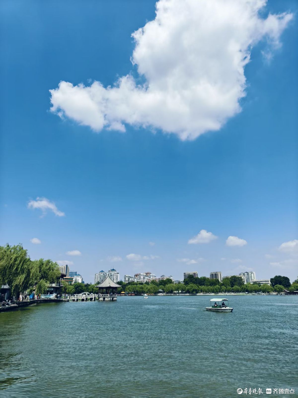 初夏的明湖美景，碧水蓝天
