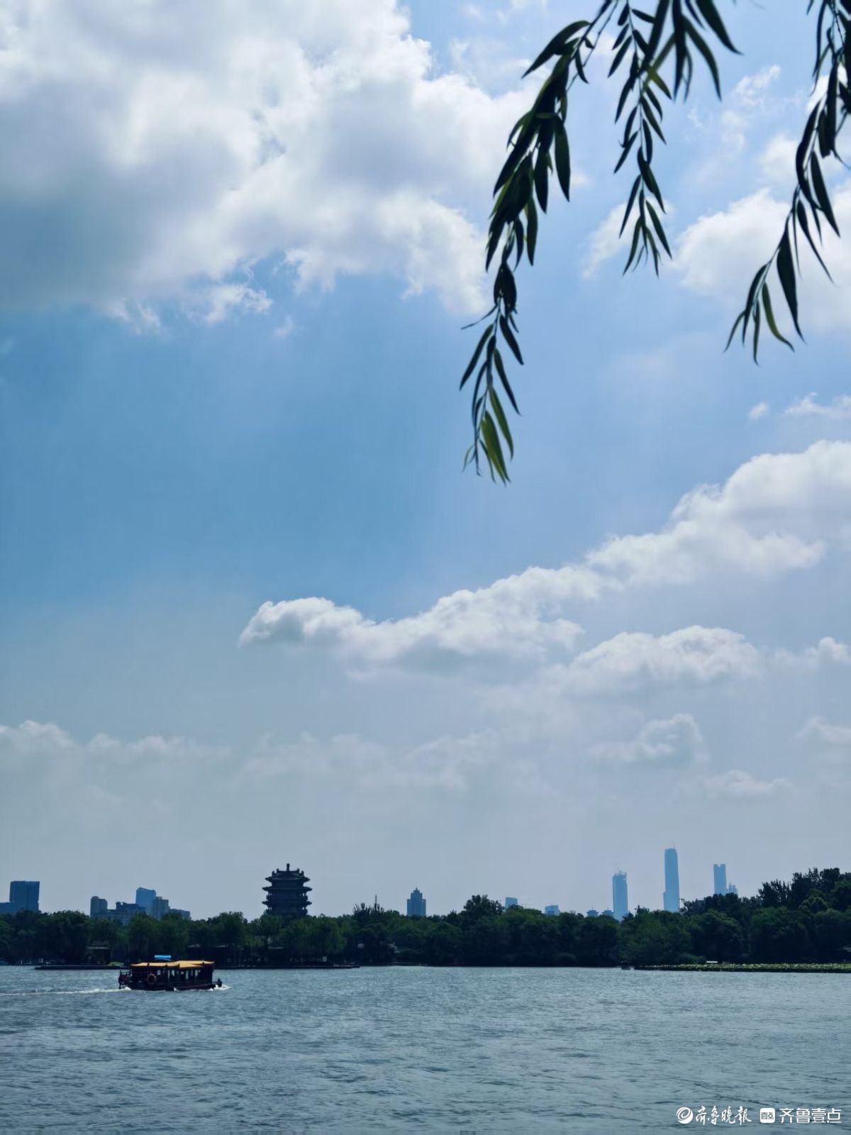 初夏的明湖美景，碧水蓝天